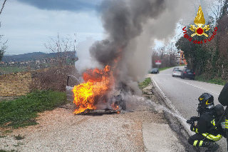 Fermo - Auto a fuoco in via Bellesi nell’ora di punta, intervengono i vigili del fuoco